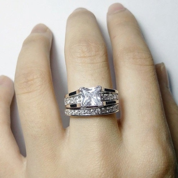 Stunning Princess Cut White Gold Plated sz 8 ring - Picture 2 of 3